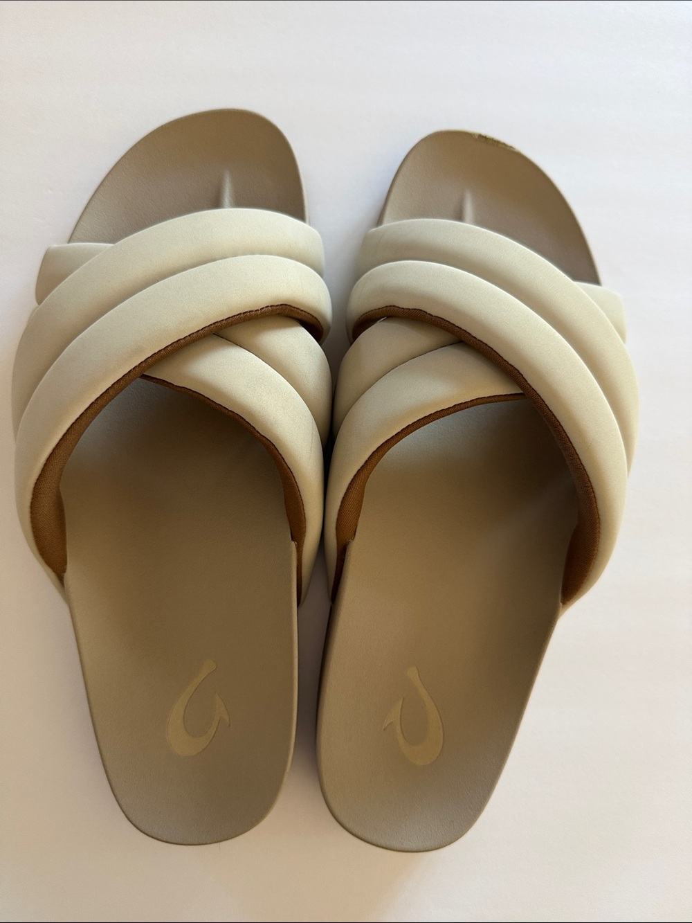 Olukai Hilo padded cross sandals mules ivory women’s 11